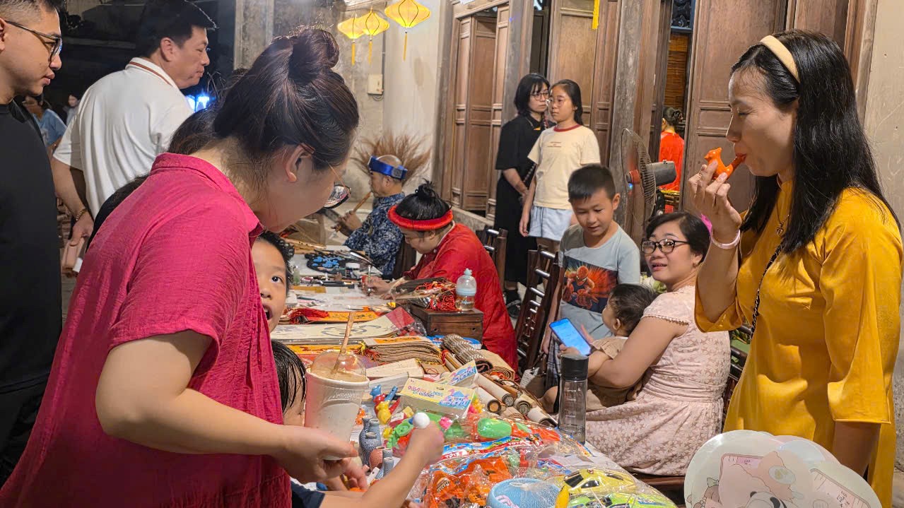 Toàn cảnh tour đêm Dấu thiêng Hàng Kênh trong ngày đầu ra mắt ở Hải Phòng